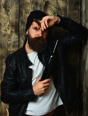 Sakallı, Kafkas hippisi elinde şişe, puro içiyor.