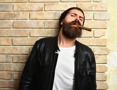 Sakallı vahşi Kafkas hippisi puro içiyor.