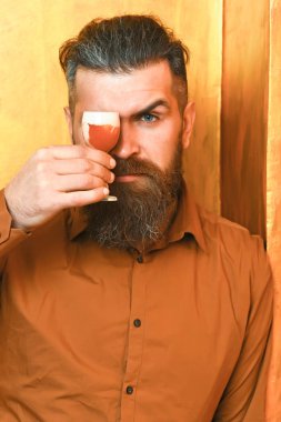 Kafkasyalı vahşi hippi alkollü iğne tutuyor.