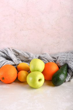 çeşitli meyve: limon, elma, portakal, stüdyo duvar adam üzerinde avokado