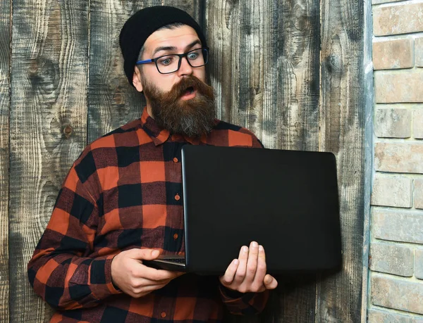 Baard brutale Kaukasische hipster holding laptop — Stockfoto