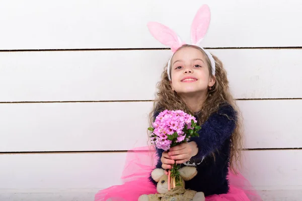 快乐的女孩，耳朵里挂着复活节兔子玩具，鲜花 — 图库照片