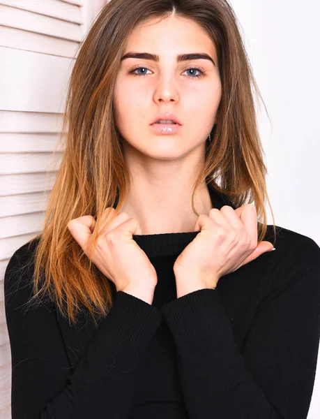 Carino sexy caucasico ragazza in posa in maglione nero — Foto Stock