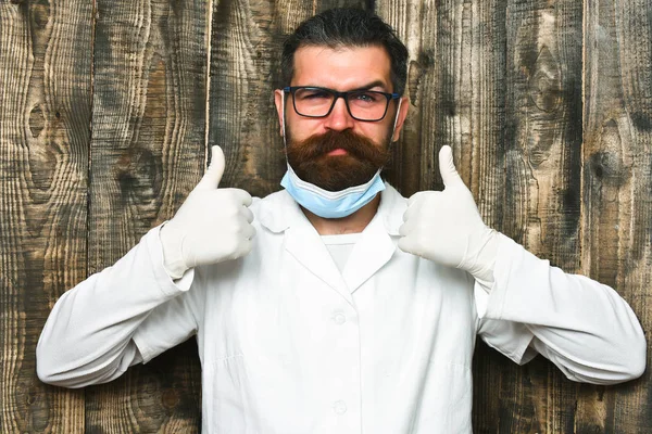 Kaba sakallı Kafkas doktor ya da eldivenli lisansüstü öğrencisi — Stok fotoğraf