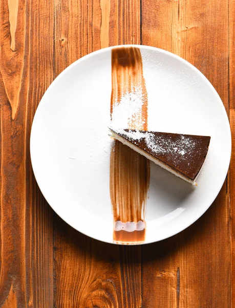 Вкусный сладкий кусок торта с шоколадом — стоковое фото