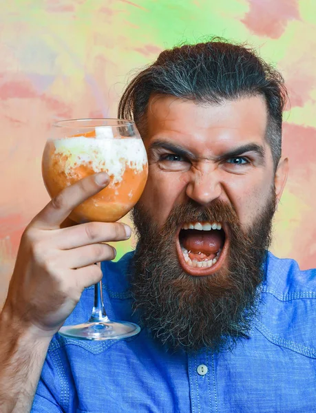 Brutal hipster caucásico con bigote con cóctel fresco alcohólico tropical — Foto de Stock