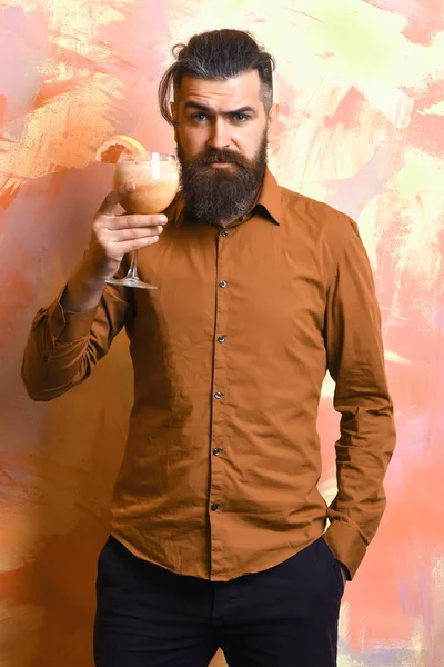 Brutal caucasian hipster holding tropical alcoholic fresh cocktail — Stock Photo, Image