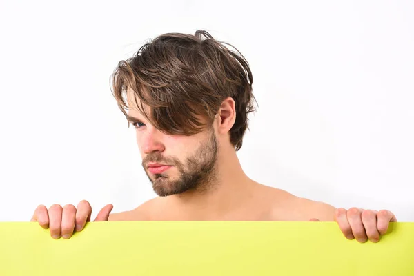 Καυκάσιος σέξι νεαρός άνδρας που κρατάει κίτρινο φύλλο χαρτιού — Φωτογραφία Αρχείου