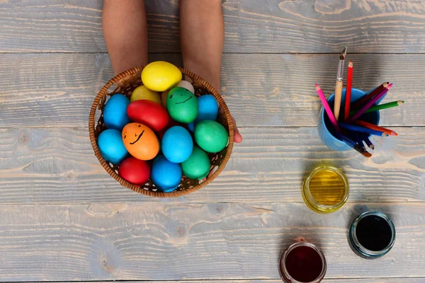 Bir bebek kız pottle renkli el yapımı yumurta ile tutan eller — Stok fotoğraf