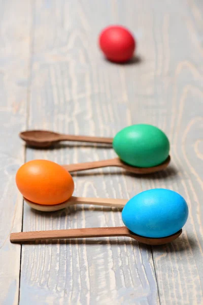 Comida de Páscoa, ovos pintados coloridos em colheres de madeira — Fotografia de Stock