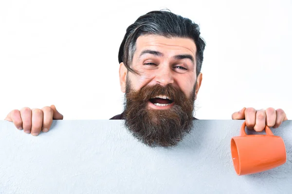 Barbuto brutale hipster caucasico con foglio di carta e tazza — Foto Stock