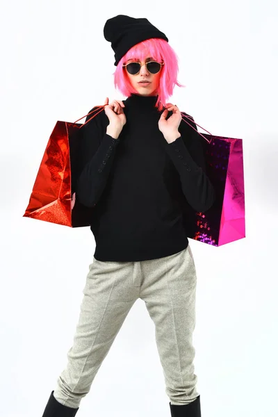 Chica sexy de moda en paquete de celebración de peluca rosa o bolsas — Foto de Stock