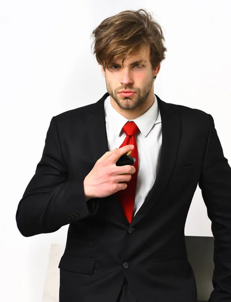 Caucasiano elegante homem de negócios posando com perfume — Fotografia de Stock