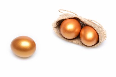 Çuval beziyle altın rengine boyanmış geleneksel yumurtalar