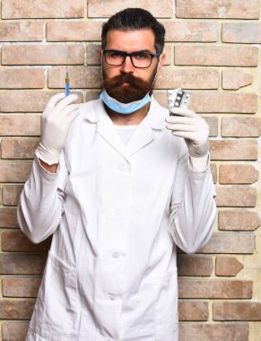 Kaba sakallı Kafkas doktor ya da elinde haplar olan lisansüstü öğrencisi.