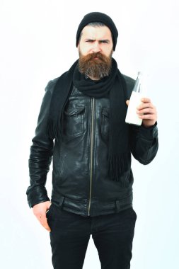 Sakallı, beyaz tenli hippi elinde cam süt kavanozu tutuyordu.