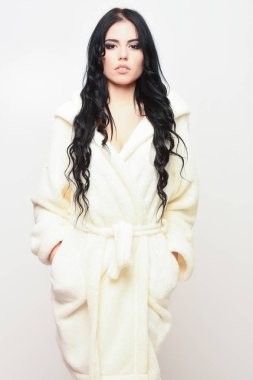 Bej kadife bornozla poz veren seksi kız