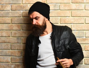 Sakallı vahşi Kafkas hippisi puro içiyor.