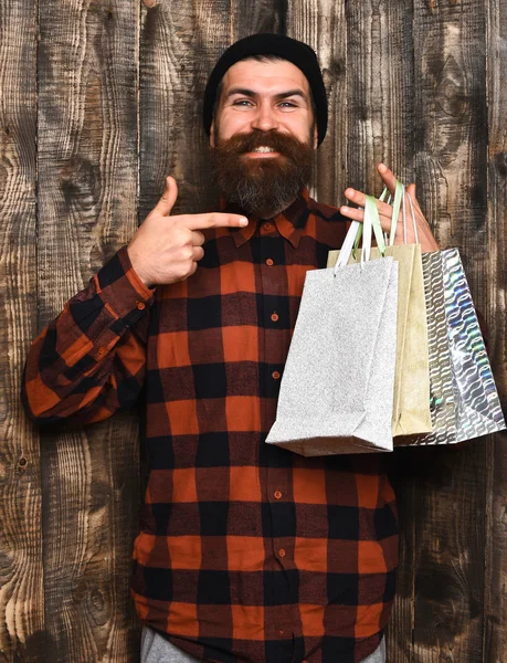 Barbu brutal caucasien hipster avec moustache tenant shopping — Photo