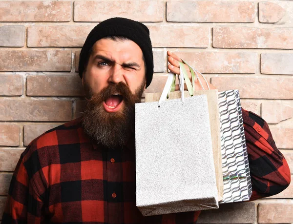 Vousatý brutální kavkazský hipster s knírkem držícím nákupní balíčky — Stock fotografie