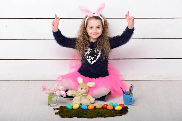 快乐的女孩，带着复活节兔子玩具，铅笔，郁金香花，蛋 — 图库照片