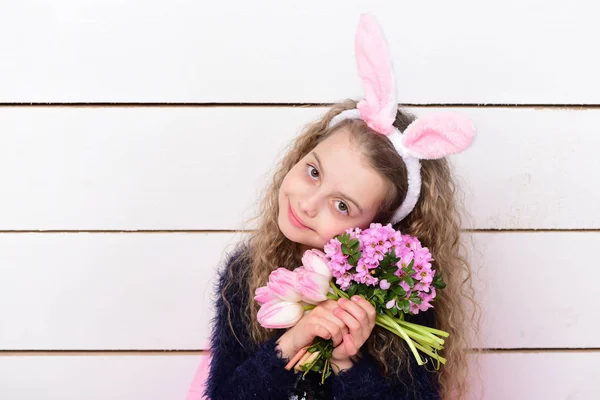 Boldog lány húsvéti nyuszi fülek rózsaszín tulipán virág — Stock Fotó