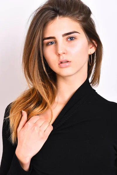 Vrij schattig sexy Kaukasisch meisje poseren in zwart trui — Stockfoto