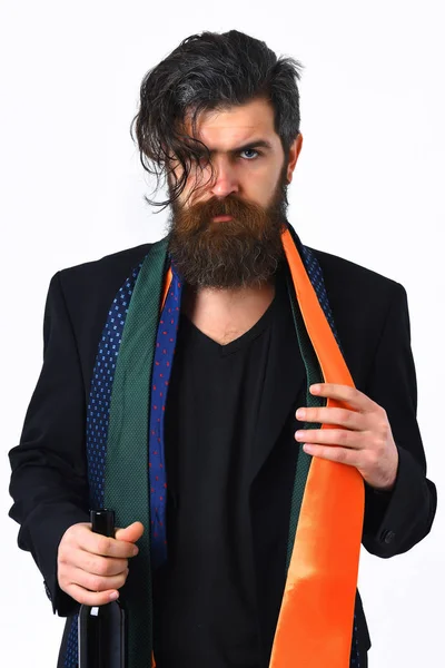 Brutal caucasien hipster avec cravates sur les épaules tenant bouteille — Photo