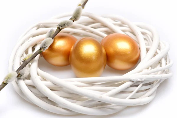 Huevos tradicionales pintados en color dorado dentro de la corona de madera tejida —  Fotos de Stock