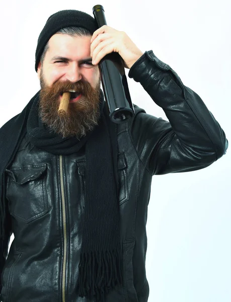 Bärtiger brutaler kaukasischer Hipster mit Flasche und rauchender Zigarre — Stockfoto