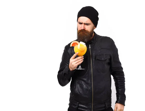 Brutale blanke hipster met alcoholische drank of verse cocktail — Stockfoto