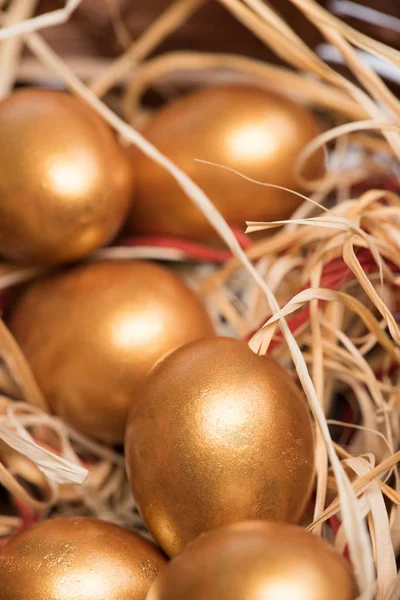 Het nest van de vogel met traditionele gouden eieren, antieke — Stockfoto
