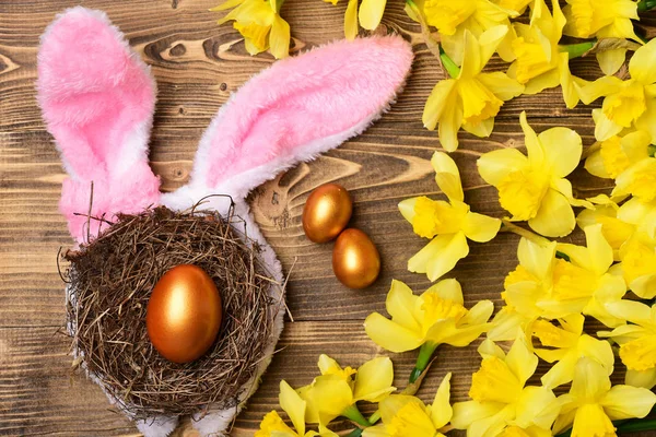 金の卵の巣、ウサギの耳、春黄色いスイセンの花 — ストック写真