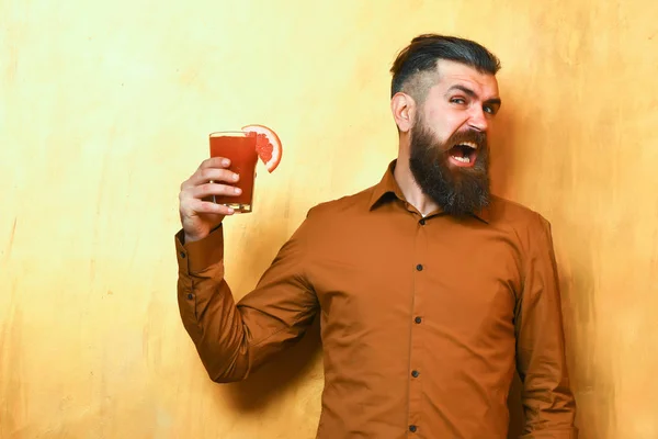 Brutal caucasian hipster holding tropical alcoholic fresh cocktail — Stock Photo, Image