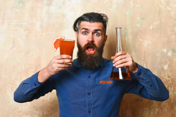 Brutal hipster med alkoholholdig sprøyte og glassrør eller kolbe – stockfoto