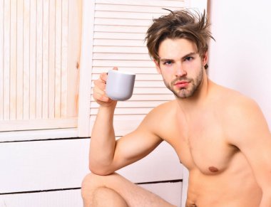 Kafkas sakallı seksi maço elinde kahve fincanı tutuyor.