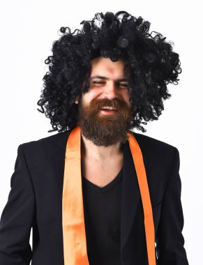 Takım elbiseli beyaz hippi ve siyah kıvırcık peruklu.