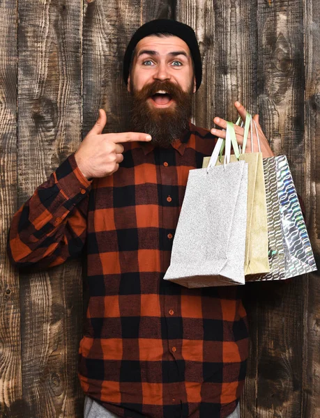 Bärtiger brutaler kaukasischer Hipster mit Schnurrbart beim Einkaufen — Stockfoto