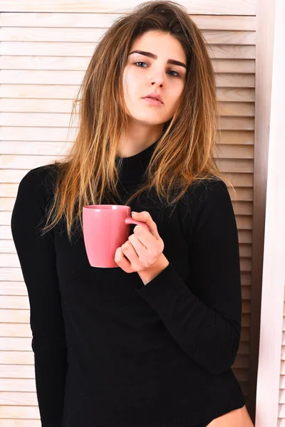 Linda chica sexy posando en cuello alto negro con taza —  Fotos de Stock