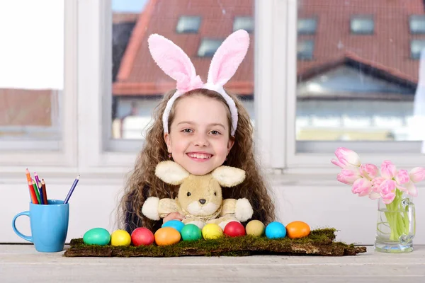 快乐的女孩，带着兔子玩具，铅笔，郁金香花，复活节彩蛋 — 图库照片