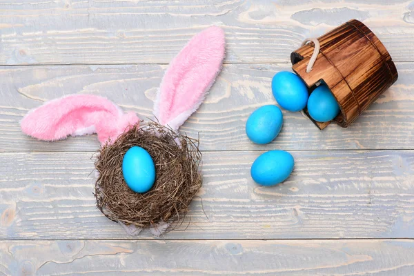 巣とバケツと青い色で塗られた伝統的な卵 — ストック写真