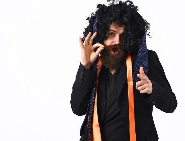 Kaukasische hipster in pak en zwarte gekrulde pruik — Stockfoto