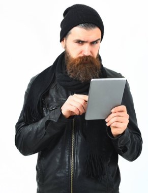 Sakallı, Kafkas hippisi, elinde tablet.