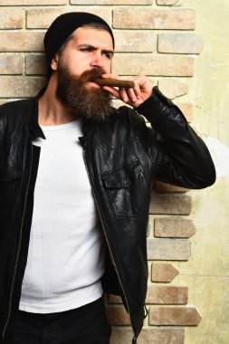 Sakallı vahşi Kafkas hippisi puro içiyor.