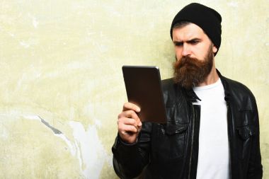 Sakallı, Kafkas hippisi, elinde tablet.