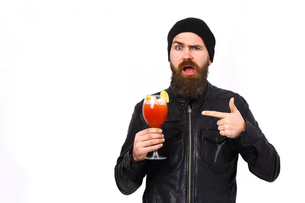 Brutale blanke hipster met alcoholische drank of verse cocktail — Stockfoto