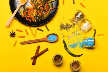 Renkli kuru düdük makarna tuz ve baharatlar ile