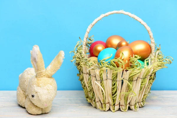 Konijn, Haas speelgoed, voorjaarsvakantie Pasen, kleurrijke eieren in mand — Stockfoto