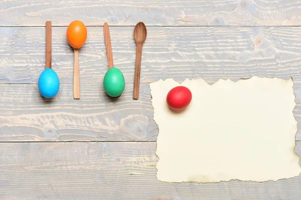 Design de menu, comida de Páscoa, ovos pintados coloridos em colheres de madeira — Fotografia de Stock