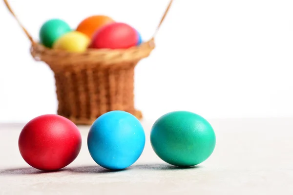 Huevos coloridos de Pascua en cesta aislados en blanco — Foto de Stock